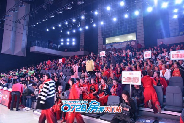 场上硝烟四起，精彩比赛赢得观众掌声的简单介绍