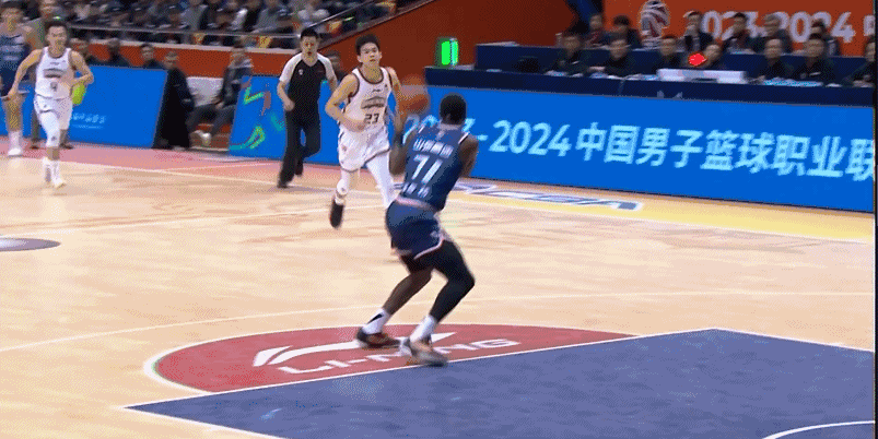 CBA惊险逆转取胜,粉丝狂欢不已 CBA惊险逆转取胜,粉丝狂欢不已