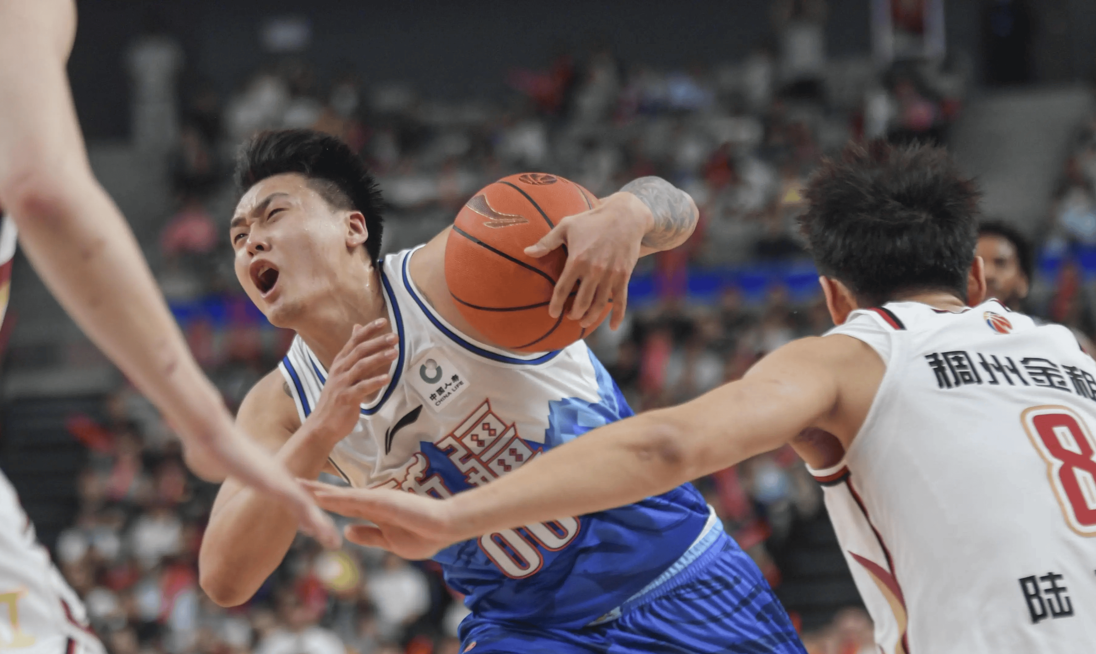 CBA惊险逆转取胜,粉丝狂欢不已 CBA惊险逆转取胜,粉丝狂欢不已